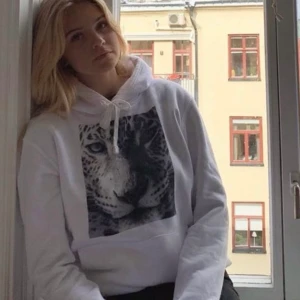 Thecoolelephant hoodie  - Säljer min fina thecoolelephant hoodie för den ej kommer till användning men har favorit min absolut favorit hoodie. Bra skick, spårbar frakt tillkommer! Storlek Xs men passar även för S!  Pris kan alltid diskuteras   (Första bilden är lånad)