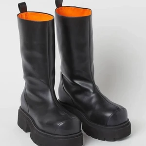 HM Studio Collection. Storlek 40.  - Så snygga skor från HM Studio Collection! Ombloggade. Nypris 1499kr. Slutsålda! Perfekt skick endast använda en gång. Kan även tänka mig att byta till 39:or. Mer bilder kan skickas i DM. 