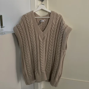 Stickad väst - Grovstickad väst i oversize-modell med bred ribbad nederkant. Super mysig och fin beige färg. Endast använd en gång💕 ordinarie pris: 499kr