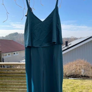 Byxdress - Byxdress i unik tvätt, justerbara axelband, dragkedja i ryggen. Oanvänd. Säljes pga flytt