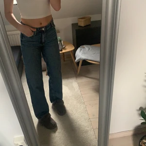 Jeans  - Jättefina raka, LÅNGA jeans från bershka. Säljer eftersom dem inte kommer till användning. Relativt stora i storleken passar nog även 36. 