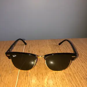 Ett par sköna solglasögon ifrån välkända Ray-Ban. Säljs knappt använda på grund av att jag helt enkelt har för många solglasögon. Har som sagt knappt använt dessa och tror att de kan komma till bättre användning hos någon annan