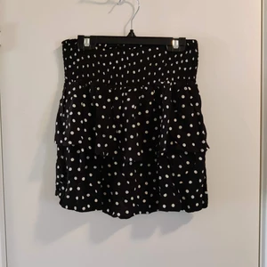 Prickig kjol - Söt svart kjol med vita prickar. Två lager tyg för lite extra puff. 