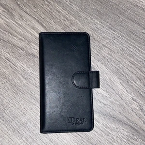 Mobilfodral - Mobilfodral med korthållare och magnet från ideal of sweden! Fint skick! Köparen står för frakten💕