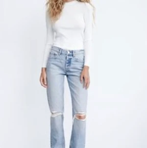 Midwaist Zara jeans - Slutsålda midwaist zara jeans. Super fina men tyvärr för små. De är aldrig använda, prislappen sitter kvar. Köpare står för frakt💖