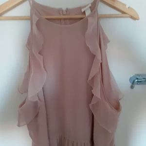 Rosa chifong klänning  - Nyköpt rosa chifong klänning från H&M