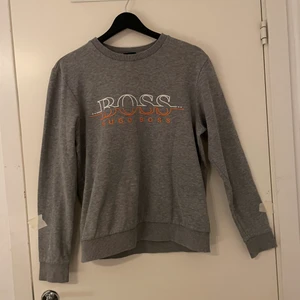 Hugo boss - Säljer min Hugo boss tröja, mycket fint sick och är tvättad vid leverans. Tröjan är i storlek S (slim fit)                                             Hör av er för fler bilder!! 😁                                         