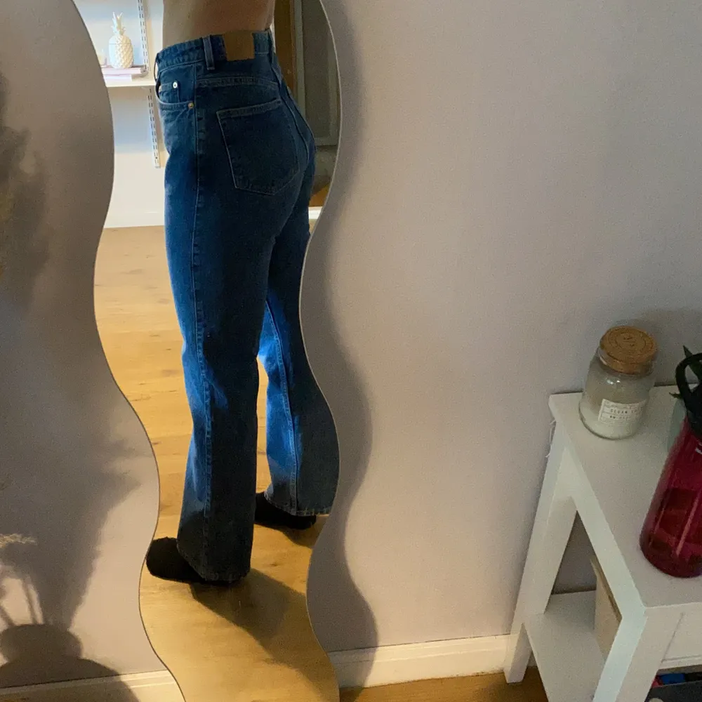 Säljer mina helt oanvända weekday jeans då dom tyvärr inte kommer till användning:( Skit snygga och jättefin blå färg. Modellen heter rowe och jag har storlek 27/30, vanligtvis har jag S/M i byxor🥰 hör gärna av er om ni har fler frågor eller är intresserade. (Obs lappen är borta då jag trodde att dom skulle komma till användning) nypris:500. Jeans & Byxor.