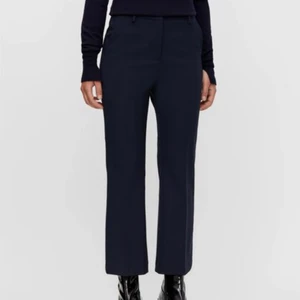 J Lindeberg kostymbyxa - Säljer även mina marinblåa kostymbyxor från J Lindeberg. Även dessa var för stora. Aldrig använda. Produkten heter ”Caroline kick flare pants” om man vill se fler bilder! Nypris för dessa vad 1400kr, säljer för 750kr. 