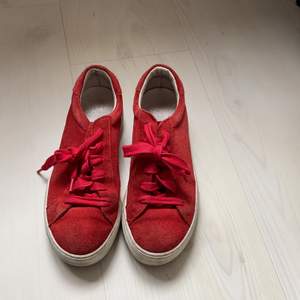 Jag säljer mina röda skor från J-Lindbherg. Skicket är bra men små skav på vissa ställen då de är mocka men syns inte tydligt. 
