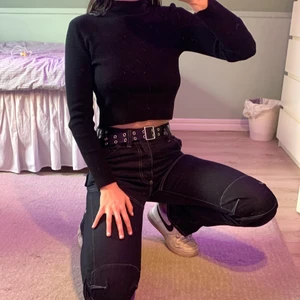 G-star raw jeans - Oanvända vintage g-star raw jeans  🌟 Ser svarta ut på bilderna men är mer mot det blåa hållet. Sitter riktigt bra i midjan med en loose passform kring benen. Pris kan diskuteras 💜 är 173cm lång. 