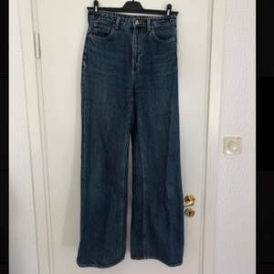 Jeans från Weekday modell Ace, färgen Ohio blue. Långa i benen! 