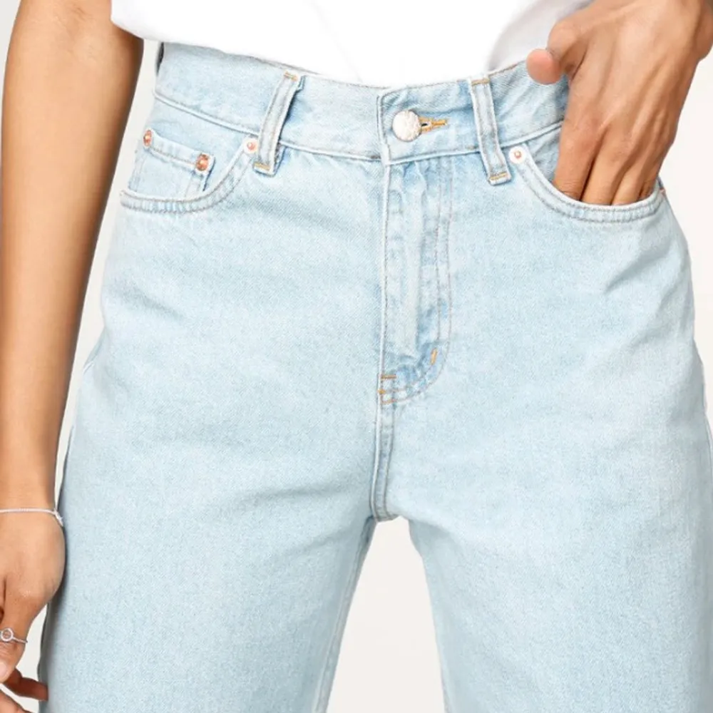 Wide leg jeans från junkyard i waist 26. I färgen ljusblå. Jeansen är i fint skick och är midrise, nypris är 499kr, mitt pris är 250kr💙💙. Jeans & Byxor.