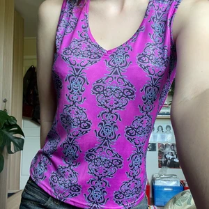 Linne - Sååå coolt lila linne!! Linnet är i storlek L men passar nog  större storlekar då linnet är i ett stretchigt material ❤️‍🔥 frakt tillkommer!