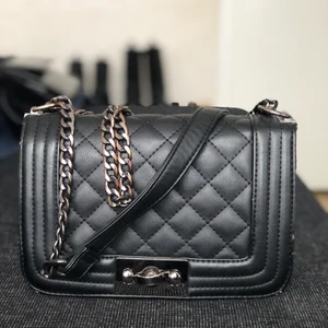 Svart axelremsväska 👜 - Svart axelremsväska som är flitigt använd. Bandet ska vara i silver men har rostat lite, därav priset✨ Annars i fint skick! Väldigt praktisk då den får plats med mycket.