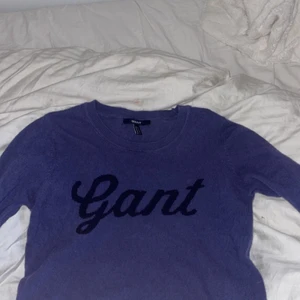 Gant tröja  - Säljer denna blåa stickade gant tröjan. Väldigt skönt material. Storlek S men passar dom flesta skulle jag tro. Säljer för 50kr plus frakt. Finns i Borås men fraktas om köparen står för frakten.