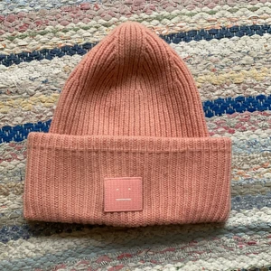 Acnemössa  - Säljer min fina babyrosa acnemössa i toppenskick! 56cm i omkrets. DM:a vid intresse