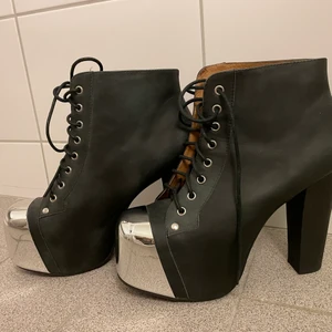 Svarta platå klackskor  - Jeffrey Campbell klackskor i strl 39 med silvriga detaljer vid snörning och en silvrig ”stålhätta” som inte är repig! Super häftiga skor som inte säljs längre. Använda 1 gång så dom ser och känns som helt nya (i innersulan samt utanpå). Äkta läder och kostade strax under 2000kr.
