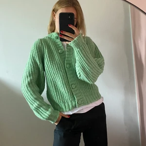 Stickad kofta från Envii - En jättefin stickad tröja från Envii, helt oanvänd. Lapp sitter kvar. Storlek S. Nypris 740kr. Frakt tillkommer