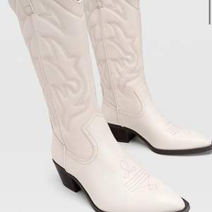Helt nya (oanvända) cowboy boots från stradivarius. Passade inte riktigt mig och istället för att returnera dem säljer jag dem till någon av er. Storlek 38!