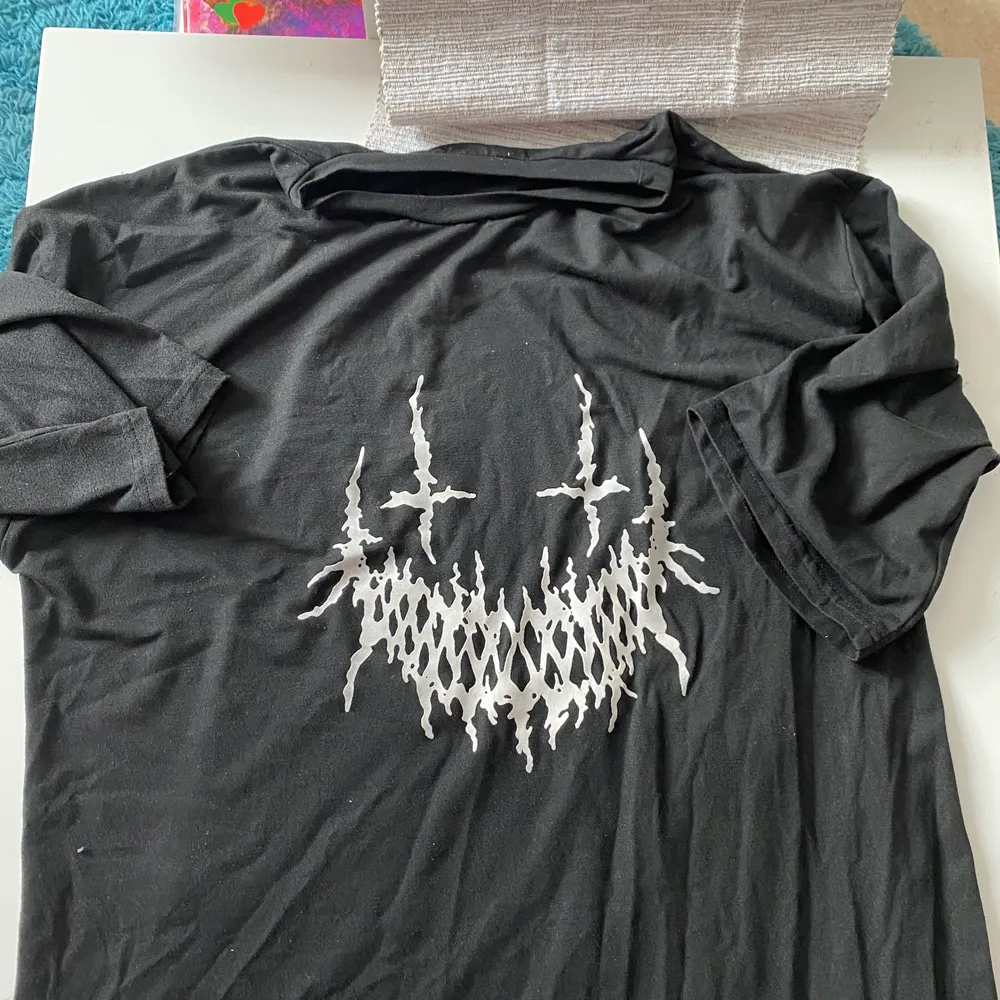 I’m selling A black oversized T-shirt were and it’s stretchy. . Skjortor.