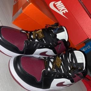  Air Jordan 1 Mid SE Black Dark Beetroot - Nike Air Jordan 1 Mid SE Black Dark Beetroot i riktigt bra skicka, endast provade en gång men var inte riktigt min stil. Skorna är i storlek 39 men passar även strl 38.                          Det är replíkor så ej åkta men identiska till originalet.               Har även ett par Air Jordan 1 Mid Satin Grey Toe, som ni kan hitta i min profil