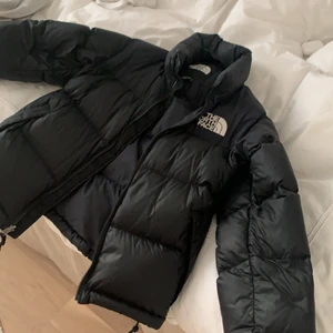 The north face retro nuptse 1996 - Nu säljer jag min the north face jacka som jag köpte förra året! Säljer för att jag ville ha en större modell. Den är fortfarande fin och modellen är superbekväm. Köpte den för ca 2700 kr. Hör av er privat om ni vill lägga ett pris 💗 eller köp direkt för 1700