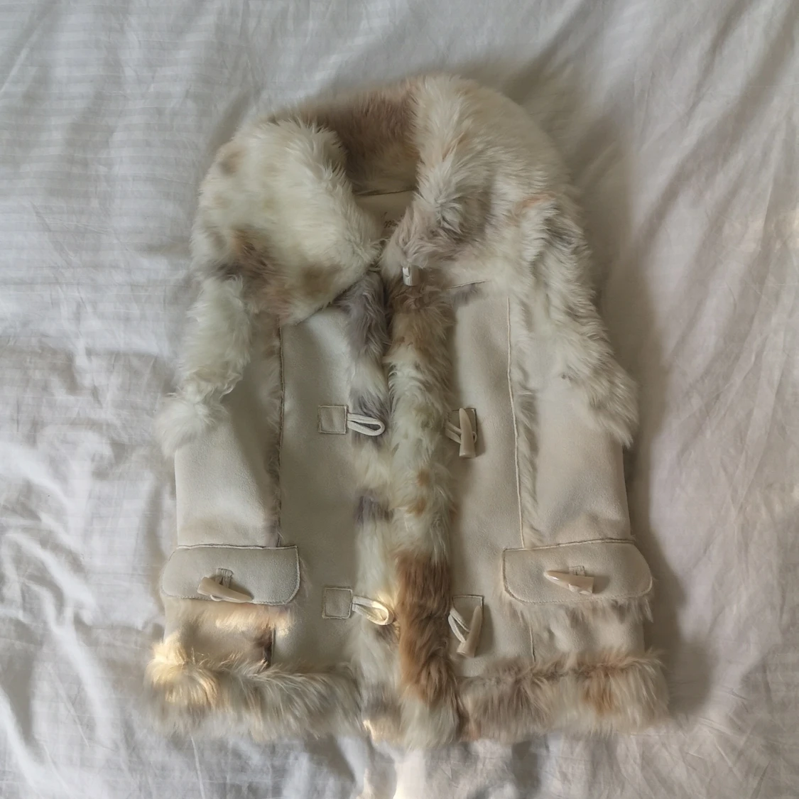 Beige varm mockajacka med päls detaljer