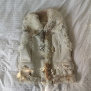 Beige varm mockajacka med päls detaljer - varm beige mocka jacka med päls detaljer // storlek 34 fast passar 34-38ish  // aldrig använt, säljer pga inte min storlek // köpt SH