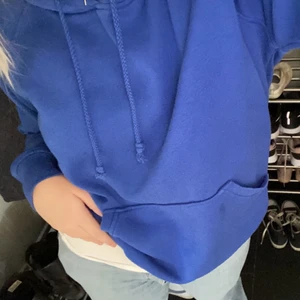Blå hoodie - Cool blå hoodie i storlek L, köparen står för frakten, kontakta mig för fler bilder❤️🌟