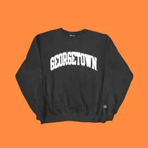 Champion sweatshirt!! 🌱🌱 - Georgetown college sweatshirt från Champion. Tröjan är dessvärre i sämre skick med hål och fläckar, därav det grymma priset. Dock kan det mesta fixas samt kan vara en cool tröja att rework. Tröjan är storlek L och fits tts. Tveka inte att höra av dig om du undrar! ✌🏻🌱💫