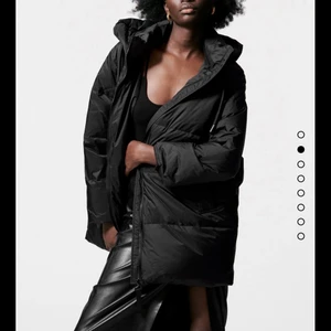 Dunjacka Zara storlek XS - Säljer denna dunjacka från Zara köpt förra vintern och endast använd 1 vinter. Säljer den eftersom jag köpt en ny vinterjacka. Den är i bra skick och är oversize i modellen. Färg: svart. Köparen står för frakten🌸 (lånade bilder) ordpris 999 kr 