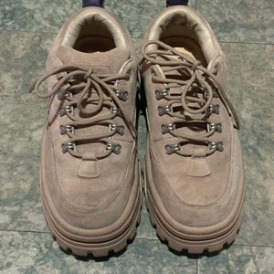 Eytys Angel Suede - Eytys i modellen Angel, beige suede material, använda 2 ggr. Nypris 2600
