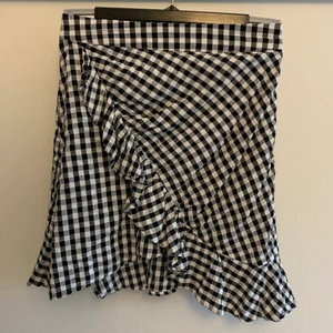 Kjol - Kjol, med liten volang. Vit och svart rutig från Bikbok. Storlek 36. Väldigt bra skick. 120kr + frakt. 