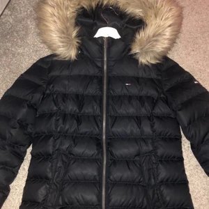 Tommy hilfiger jacka Xs - Jag säljer min vinterjacka i storlek 34. Liten skada men övrigt i bra skick använd en säsong. Köpt på Kidsbrandstore för 2000kr och säjer den nu för 300kr:)