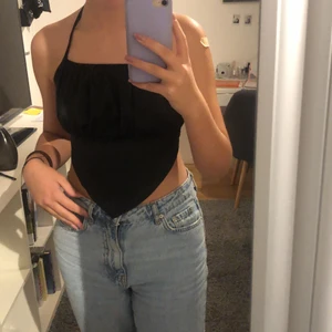 Svart topp - Säljer min svarta topp, köpt i somras. Säljer den för att den är för stor. 