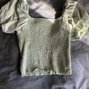 Tröja från gina tricot strl S - Jättefin tröja från gina tricot i bra skick😍 Använder inte längre. Budgivning i kommentatorerna och köparen står för frakten❤️