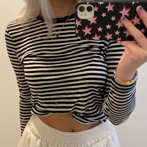 Randig tröja - As fin randig tröja med stretchigt material från Vera Moda, använt Max en gång!! *köparen står för frakten💖💖