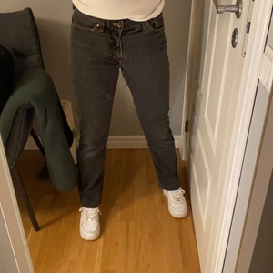 Lågmidjade jeans   - Supercoola gråa lågmidjade jeans från GANT. Det har lossnat lite vid läderlappen se bild 3 men annars i bra skick. Storlek 30/30. Passar mig som är 160cm. Köparen står för frakten<3