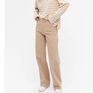 Beigea Jeans  - Beiga jeans från monki storlek 30 motsvarar 38/M Och är lite vida i benen. Tagen bild från Monkis hemsida