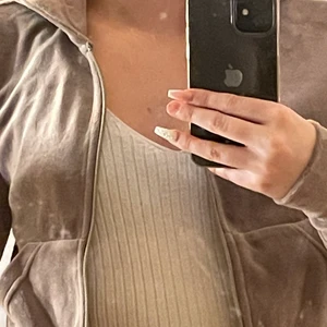 Hoddie - En jättefin hoddie ifrån weekday. Aldrig använd.