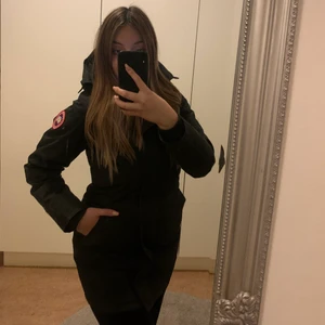 Canada gooest Victoria parka  - Hej säljer min canada gooest köpt på NK i Göteborg äkta så klart, säljer pga vill köpa en ny jacka, den är i super bra skick, kan mötas upp eller frakta men då står du för frakten 