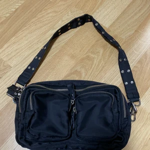 Väska ifrån gina - Köptes förra sommaren på Gina tricot, den är i ganska dåligt skick och jag vill bli av med den.