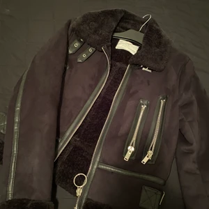 Svart Fodrad Mocka jacka  - Svart Fodrad Mocka Jacka oanvänd ifrån Zara