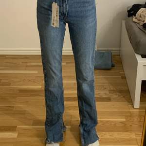 Zara jeans med prislapp på✨ dom är lite långa på mig som är 160 men det går att klippa💘