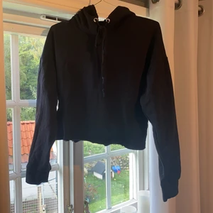  Lager 157 Huddig svart  - Svart lager 157 hoodie säljer på grund av att jag har två likadana använd några gånger ganska tunn. Har luva. Köpte för ungefär ett år sedan