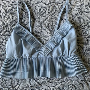 Ljusblå topp - Ett ljusblått linne från GinaTricot i storlek M. Aldrig använt.