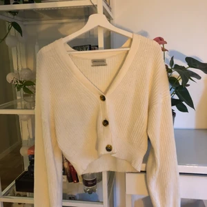 UO Stickad Kofta - Jättefin krämvit stickad kofta från Urban. Knappt använd! Passar perfekt till hösten!