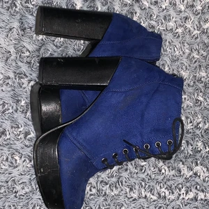 Stl 38 - Höga klackar, klack 12cm, platå 3cm. Lite slitage på platå men inget supertydligt