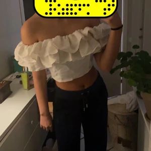 Topp - En jättefin Off shoulder topp från Gina i linnne material! 🥰är i nyskick och har inga defekter! Skriv gärna  om du undrar något!!